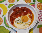 Foto del paso 3 de la receta: Huevo frito con tomate, jamón serrano y queso rallado