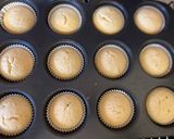 A picture of step 2 of Christmas Wreath Cupcakes.