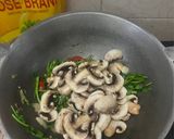 Foto langkah ke 5 dari resep Tumis Selada Air Jamur.