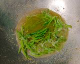 Foto langkah ke 3 dari resep Oseng Batang Bayam.