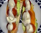 Foto del paso 3 de la receta: Tosta de aguacate, salmón marinado, tomate, yogur y pistachos