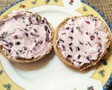 Φωτογραφία βήματος 2 της συνταγής Cherry cream cheese breakfast 🍒🥯