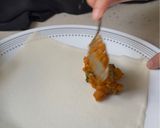 Gambar langkah 3 resipi Popia kentang kari ayam.