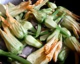 Hình bước làm 2 của món Tim heo xào bông bí