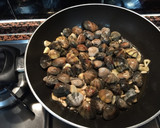 Foto del paso 5 de la receta: Almejas en salsa con ajos y piñones