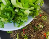 Foto langkah ke 7 dari resep Tumis Ikan Teri Daun Kunyit.