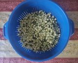 Foto del passaggio 1 della ricetta Polpette fritte di zucchine con ricotta forte e pepe di Timut
