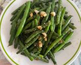 A picture of step 1 of Garlic Sautéed Green Beans.