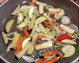 Φωτογραφία βήματος 1 της συνταγής Rice noodles με φρεσκοκομμένα λαχανικά με curry paste