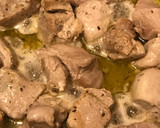Foto del paso 3 de la receta: Paella de habitas, ajos tiernos y albóndigas