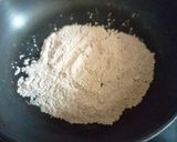 A picture of step 2 of Ragi flour and makhana smoothie.