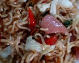 Foto langkah ke 5 dari resep Mie Goreng Sosis Suka-Suka.