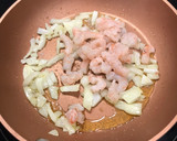 Foto del paso 4 de la receta: Pastel de merluza y gambas con salsa de piquillos
