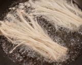 Une image de l'étape 4 de Enoki frits.