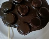 A picture of step 2 of Dark chocolate and banana pops.
