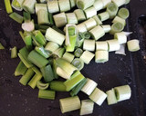 Foto del paso 1 de la receta: Crema de tallos de cebolla y calabacín