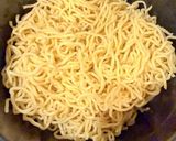 Foto langkah ke 2 dari resep Mie Goreng Ulang Tahun dengan Telur Puyuh Merah.