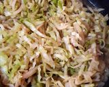 Foto del paso 2 de la receta: Repollo salteado con salchichas