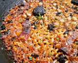 Foto del paso 7 de la receta: Arroz de butifarra negra, panceta y habitas