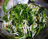 Foto langkah ke 2 dari resep Cah Kangkung Tauge.