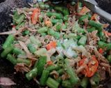 Foto langkah ke 4 dari resep Tumis Pedas Teri Buncis.