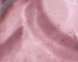 Foto del paso 1 de la receta: Batido de frutillas y yogurt de mango con maracuyá