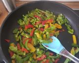 Foto del paso 3 de la receta: Muslitos de pollo con salsa de setas con verduras