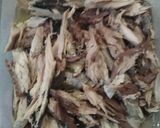 Foto langkah ke 2 dari resep Tongkol Suwir Pedas Daun Kemangi.