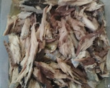 Foto langkah ke 2 dari resep Tongkol Suwir Pedas Daun Kemangi.