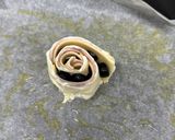 Foto del paso 3 de la receta: 627. Flor de hojaldre de jamón y queso (principal pizza)