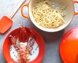 รูปขั้นตอนการทำที่ 5 ของ สปาเก็ตตี้ล๊อปสเตอร์ซอสไวน์ขาว (Spaghetti Lobster White Wine Sauce)