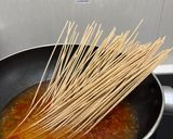 Foto langkah ke 1 dari resep Seblak Spaghetti Daun Kelor.