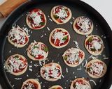 صورة لخطوة 7 من وصفة ميني بيتزا بصلصه لذيذة وسريعه 🍕
