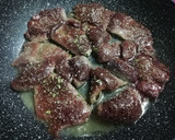 Foto del paso 3 de la receta: Asadura de hígado de cerdo al ajillo