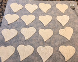 Foto del paso 5 de la receta: Corazones de hojaldre rellenos de mermelada de fresa, sin gluten, sin lactosa
