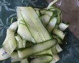 Une image de l'étape 3 de Tagliatelles de courgette et concombre marinés herbes ail et citron.