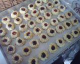 Foto langkah ke 5 dari resep Kue kering "PINEAPPLE THUMBPRINT COOKIES".