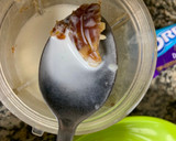 A picture of step 1 of Dates Banana and Oreo Shake.