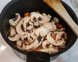 Foto del paso 3 de la receta: Solomillo de cerdo en salsa de puerros, champiñones y zanahorias