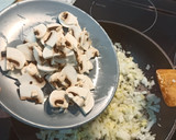 Foto del paso 1 de la receta: Risotto al limón 🍋 con champiñones y bacon 🍴