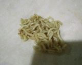 Foto langkah ke 2 dari resep Martabak mie praktis.