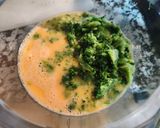 Foto del paso 7 de la receta Tortilla de brócoli con sobre mesa de tomate