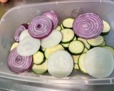 Une image de l'étape 6 de Courgettes et duo d’oignons grillés au zaatar et herbes aromatiques.