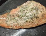Foto del paso 3 de la receta: Salmón a las hierbas con repollitos de brusela salteados