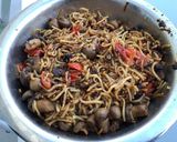 Une image de l'étape 8 de Nouilles japonaises sautées aux tomates et champignons.