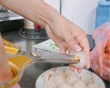 Hình bước làm 2 của món Vải thiều nhồi sữa chua