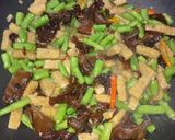 Foto langkah ke 5 dari resep Tumis Buncis Jamur Menjes.