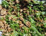 A picture of step 1 of Stir fry egg/salad.