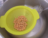 Foto del paso 3 de la receta: Ensalada de garbanzo con vinagreta de miel y mostaza, salmón ahumado y hummus