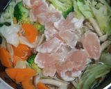 รูปขั้นตอนการทำที่ 2 ของ ซุปผักและสันในไก่